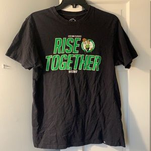 ‘47 small Celtics tee.